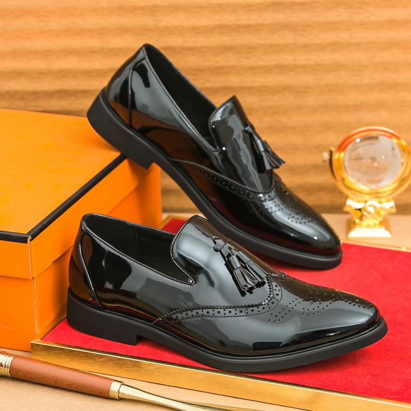 Fashion Slip on Casual men's loafers Tassel Classic Design Fashion party and office Outdoor leisure street Trendy leather shoes