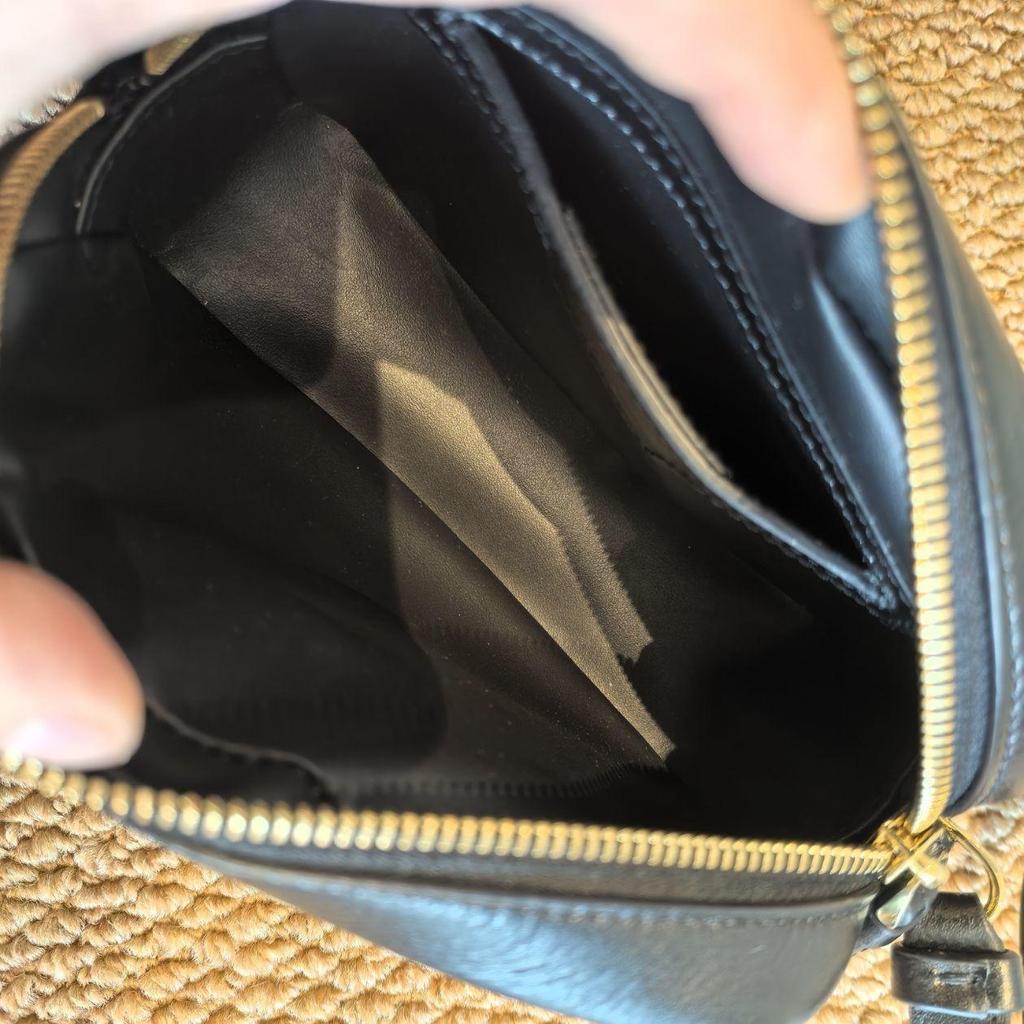 [Pre-Owned] Vara Black Leather Shoulder Bag Crossbody Bag Gold Hardware - Very Good #3F4J1D