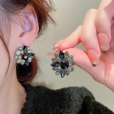 Silberne Nadel-Diamant-Blumenohrringe: Französischer Retro-High-End-Luxus, modisch und vielseitig für Damen.