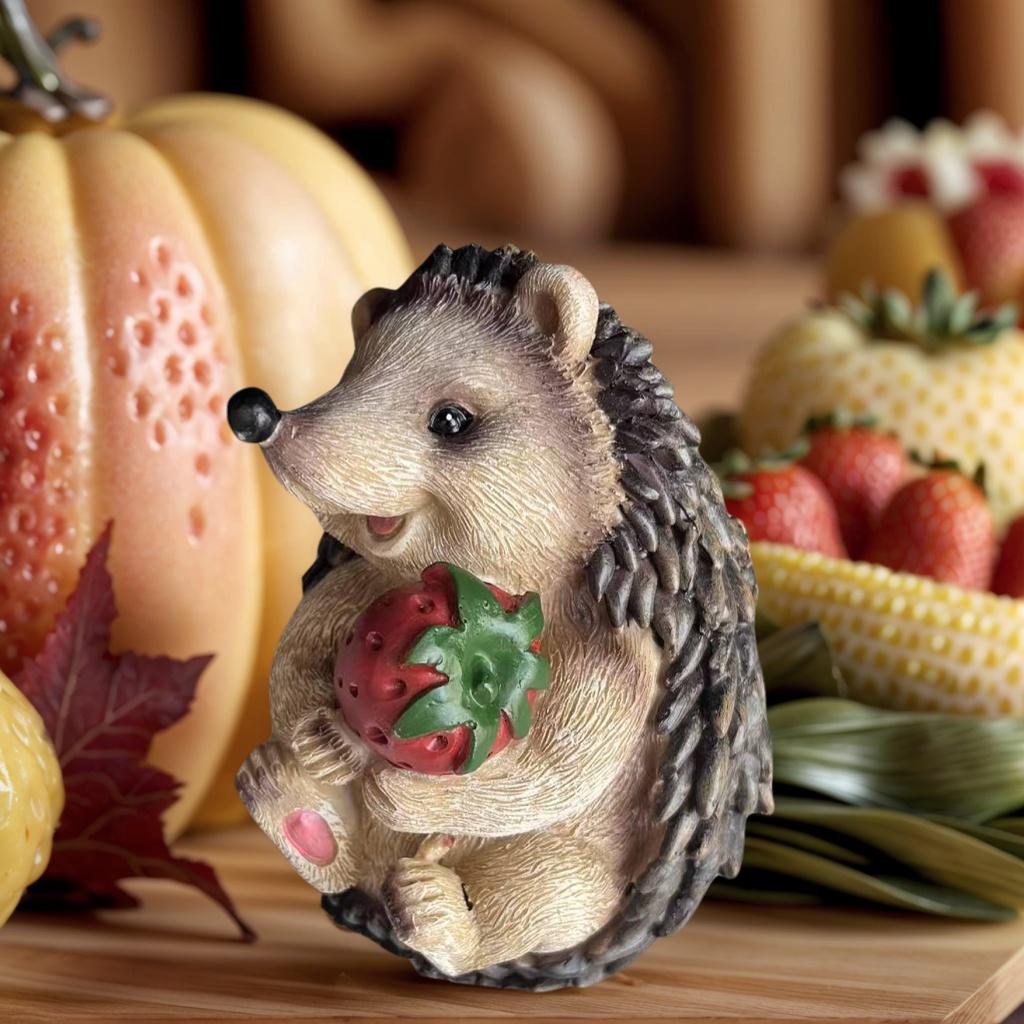1 Piece of Cute Hedgehog Ornaments, Hugging Cub + Holding Strawberry Shapes, Conveying Natural and Cute, Full of Details, Practical and Beautiful 