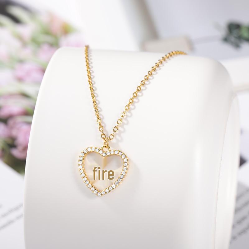 

Подвеска-инициал с вырезом в форме сердца, с медным цирконом и цепочкой из нержавеющей стали W