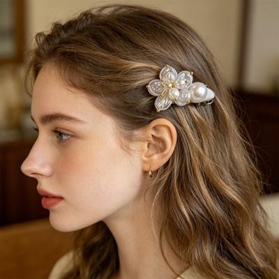 Pasador de pelo para niña Perlas de imitación Forma de flor Pasador de pelo Brillo completo Pinza para el flequillo lateral Ligero Sin presión Accesorio para el pelo
