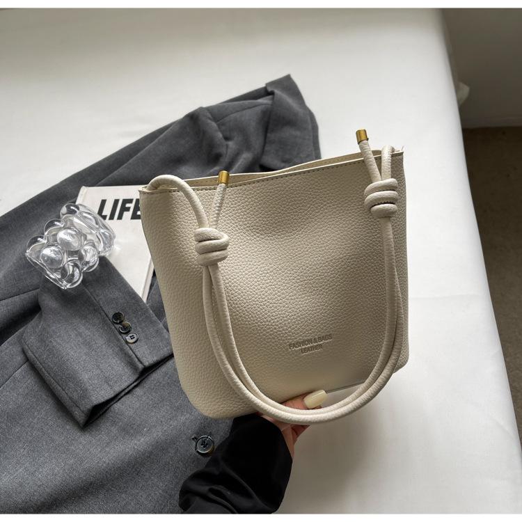New Fashion Shoulder Bucket Bag Simple Personality Versatile Autumn and Winter Fashion Crossbody Temperament Women's Bag