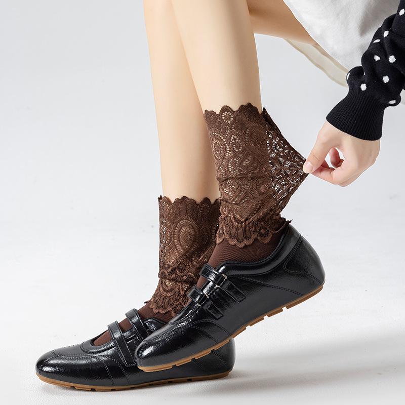 Trendiga medellånga till långa strumpor med spets och spetstussockor för kvinnor
