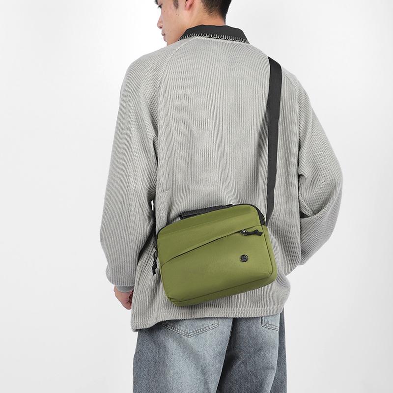 Men's Crossbody Bag Water-repellent Business Handbag Commuter Shoulder Bag