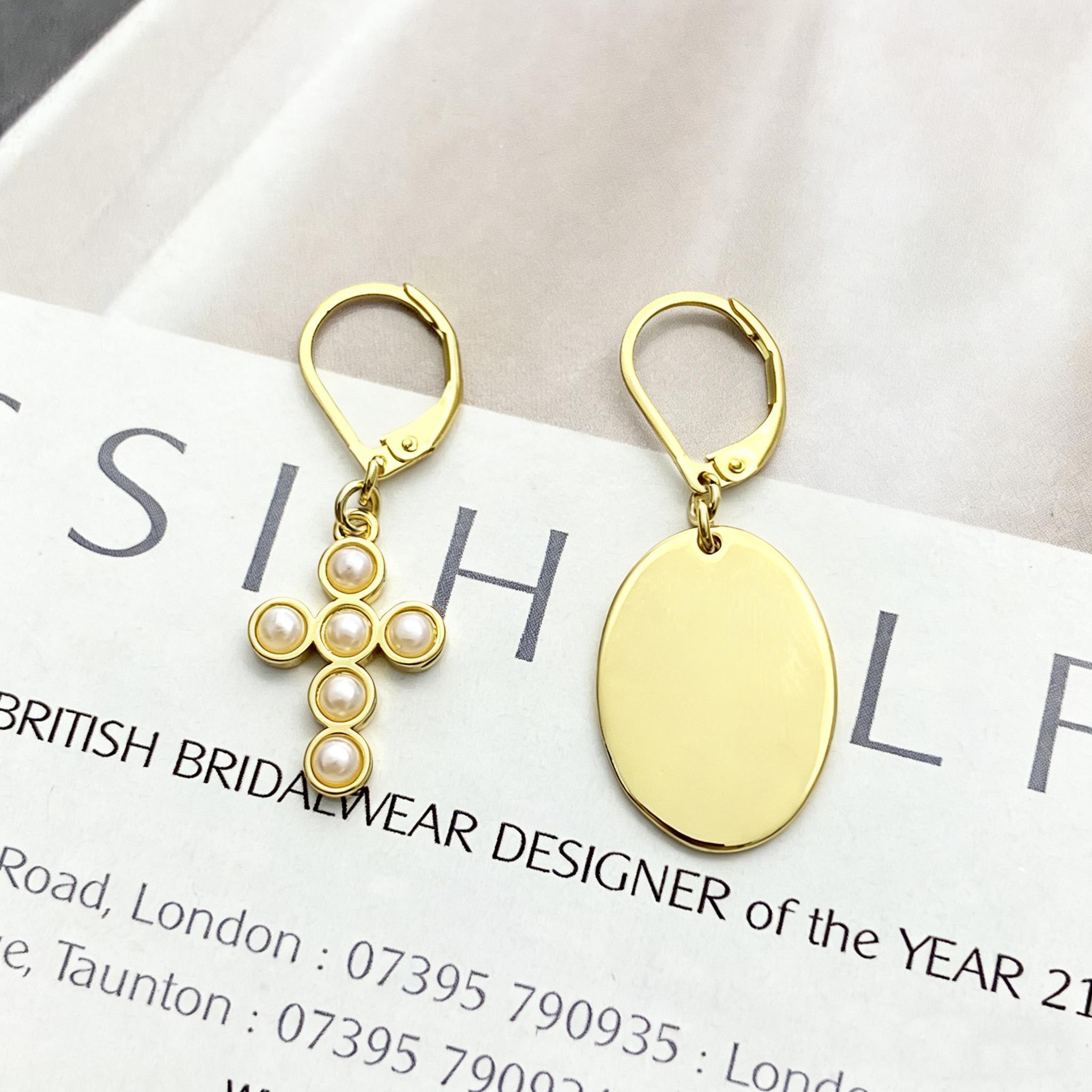 

Cross pearl earrings black and white colors Adding Rivet Elements Fashionable and exquisite high-end customized electroplating золотий