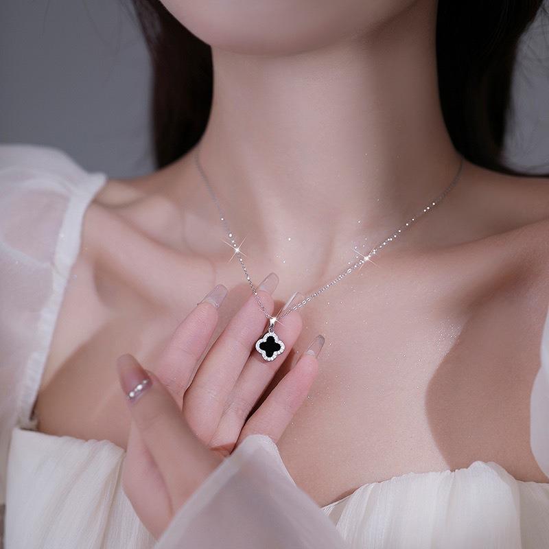 Zircon Four-Leaf Clover Grass Pendant Necklace Luxury Fashion Women Vintage Lucky Exquisite Girls Jewelry Gifts