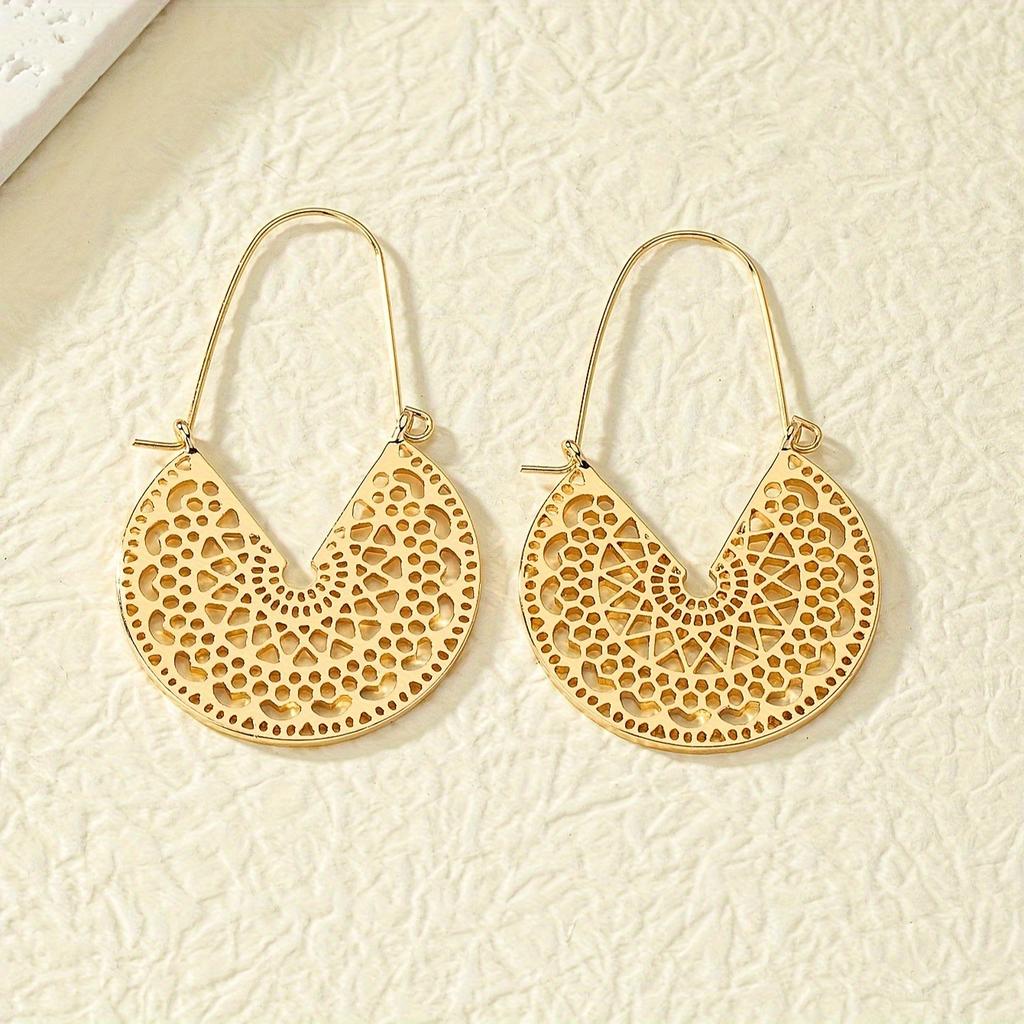 Goudgeel hol patroon etnische oorbellen, modieuze persoonlijkheid, luxe, elegante sfeer, literaire en geavanceerde uitstraling