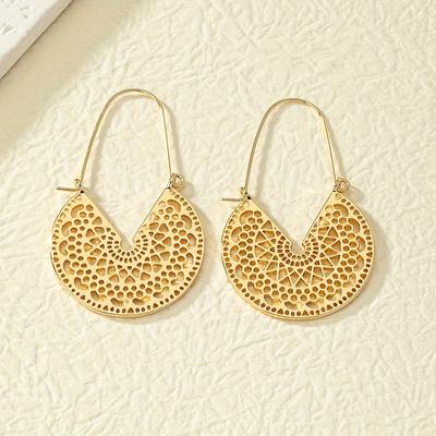 Boucles d'oreilles ethniques dorées à motif ajouré, personnalité à la mode, luxe, atmosphère élégante, sens littéraire et sophistiqué