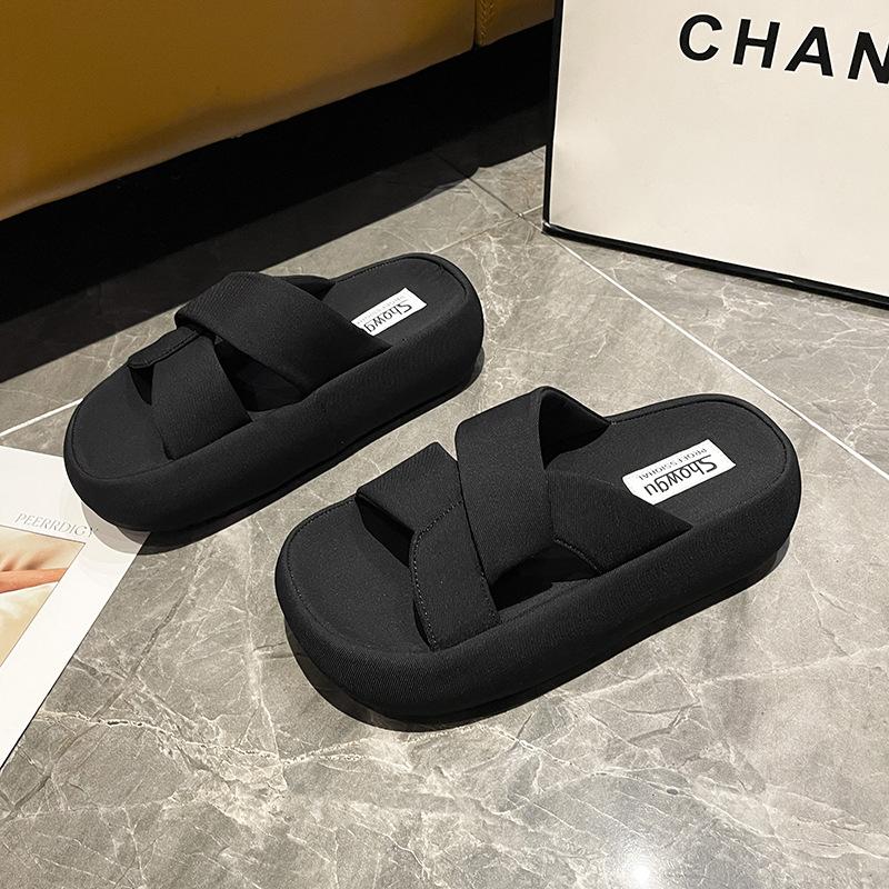 

2025 summer new high-end fashion versatile slippers female Hong Kong style Internet celebrity versatile thick-bottomed cross one-word slippers 40 чёрный