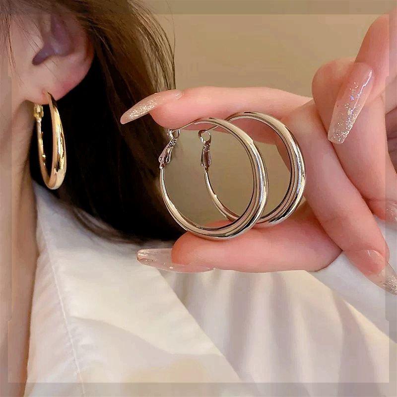 Große runde Creolen aus Sterlingsilber, Leichter Luxus, Süßer Cooler Stil, Nischenschmuckdesign für Herbst und Winter.