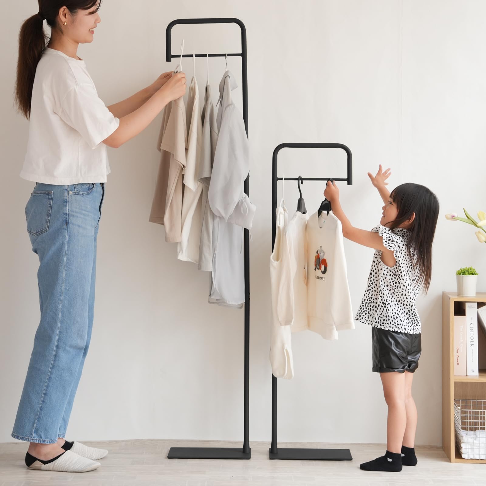 

atRise Узкая вешалка-стойка и узкий тип, которые занимают много Стильная вешалка-стойка для узкой примерочной, простое хранение пальто и одежды [AtRise] [Стильный не чёрный