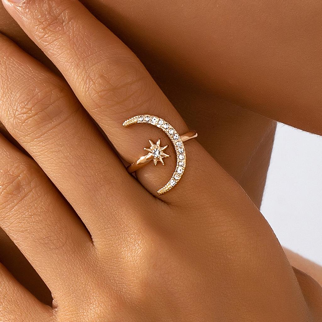A Women's Ring, a Star and Moon Ring with an Adjustable Opening, Suitable for Daily Wear and Banquet Wear