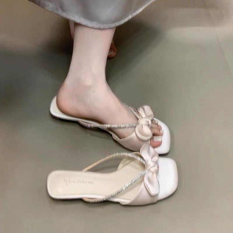 Beautiful low-heeled cool slippers for women's summer wear, new with skirt, one-word drag rhinestone sandals