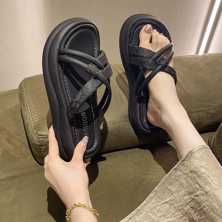 New Chinese style niche design sense thick bottom sandals women wear 2025 summer new with skirt beach slippers