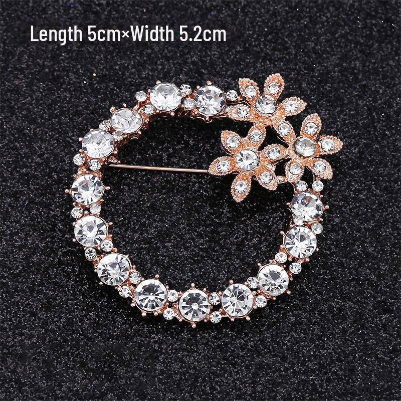 Módní brož s lukem: Kovové šperky s perlou a kamínkovou květinou