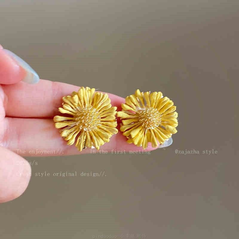 Small fresh yellow mesh flower earrings summer sweet light luxury stud earrings vacation style high-end earrings