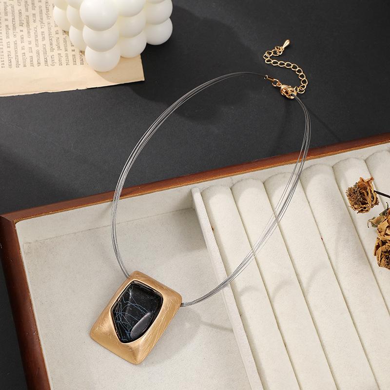 Короткое ожерелье квадратный кулон матовая отделка ювелирная цепочка на ключицу