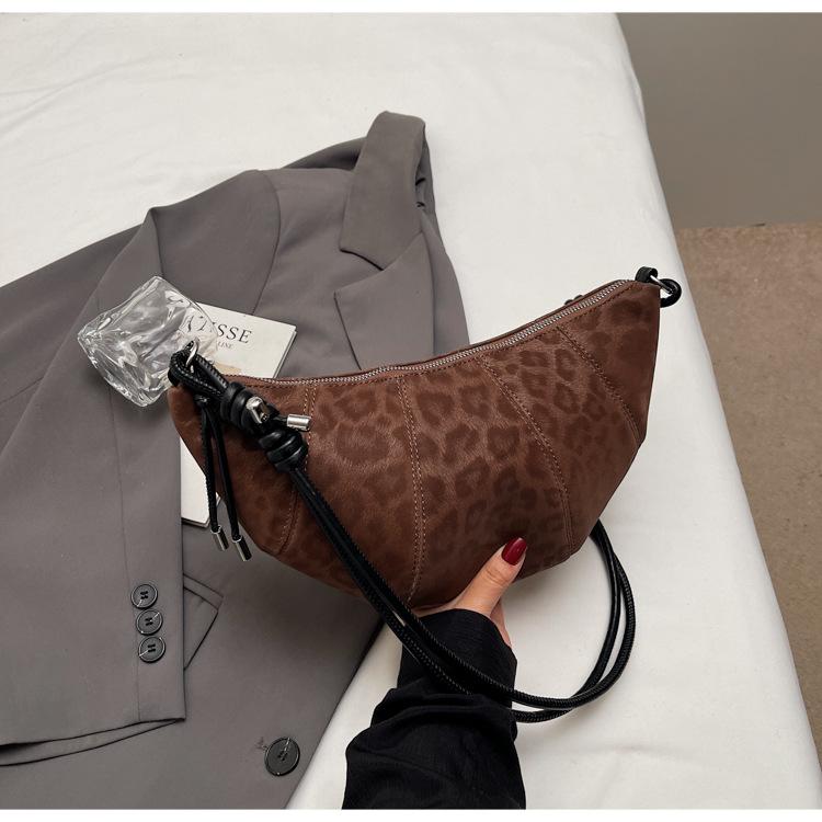 

Fashion casual shoulder bags, niche popular, retro aesthetic bags, women s autumn and winter new one-shoulder crossbody bags, horns темно-коричневого