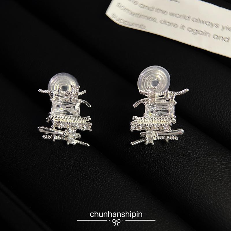 

Ear clips, light luxury, high-end sense, summer design sense, silver zircon stud earrings, women s exquisite explosion, earrings without earrings.