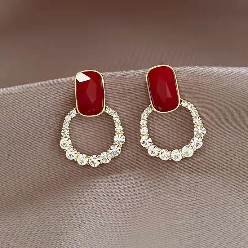 2023 New Geometric Minors Design Sense Earrings Retro European French Earrings Ring Ornaments Versatile Temperament Mesh Red Earrings for Female