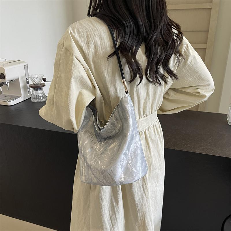 Мягкая кожаная сумка через плечо — фото 17