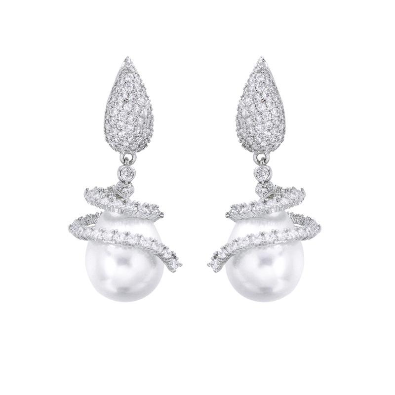 

Французская текстура Легкая роскошь Геометрические линии Жемчужные серьги Слегка инкрустированные цирконом Дизайнерские серьги Осень и зима