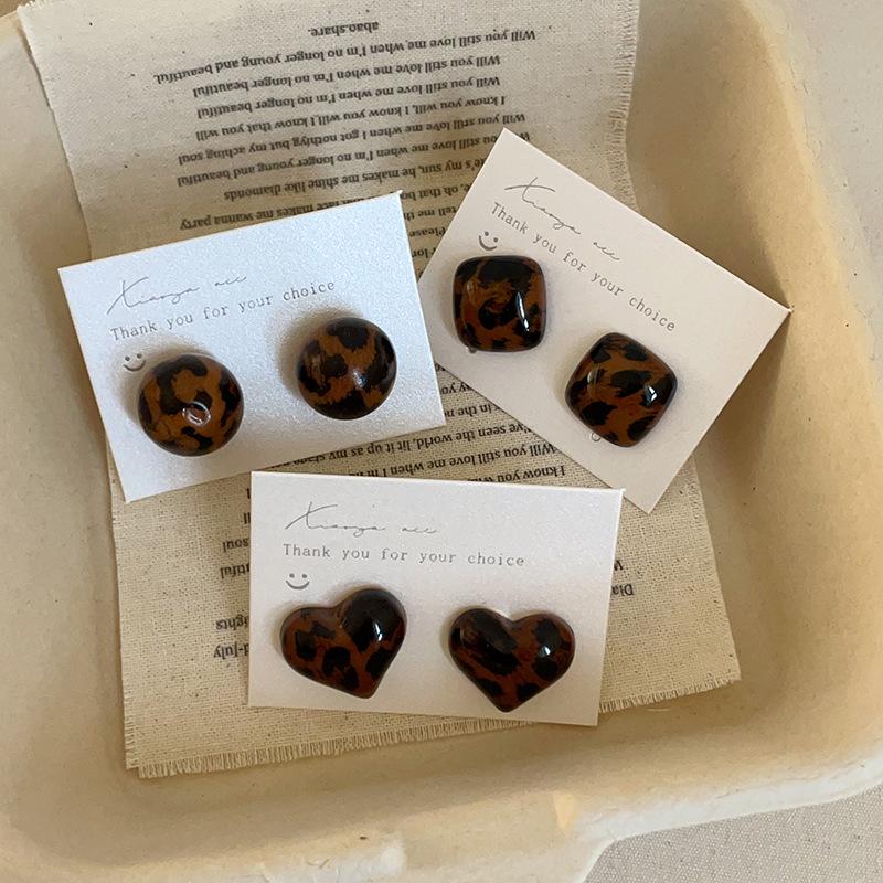 Leopardenmuster Liebeskugel Ohrringe für Damen – Einzigartig und vielseitig im Retro Maillard Stil