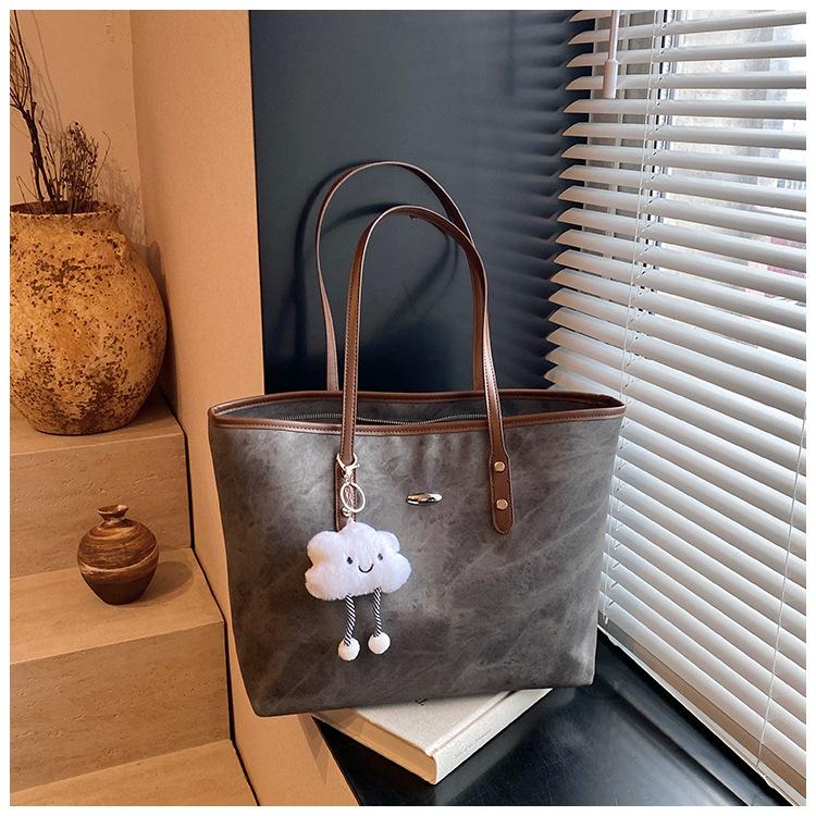 

Simple and versatile bag women s large-capacity 2024 new autumn and winter casual shoulder bag fashionable commuter tote bag