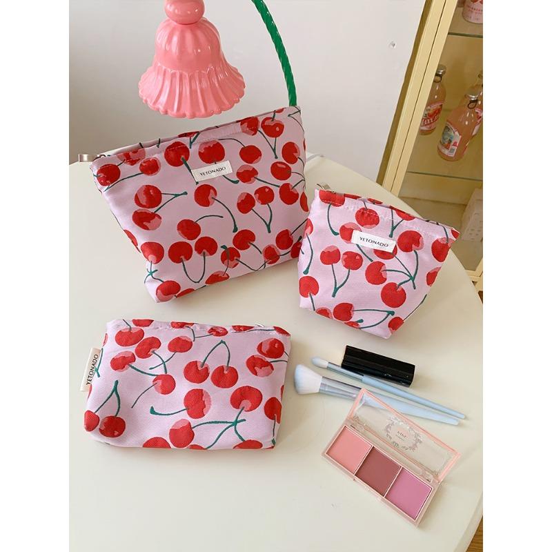 Large Capacity Travel Makeup Bag Vintage Cosmetic Pouch Portable Toiletry Organizer for Women Minimalist Clutch for Skincare Storage