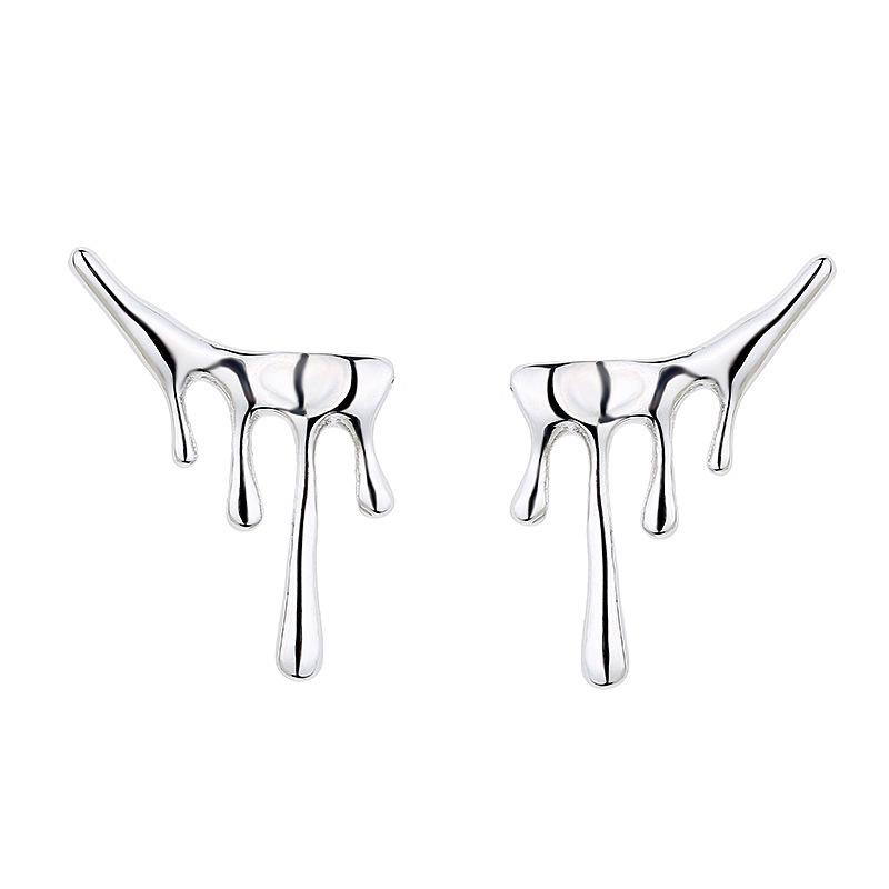 Elegant 18K Gold Stud Earrings with Modern Luxury Design