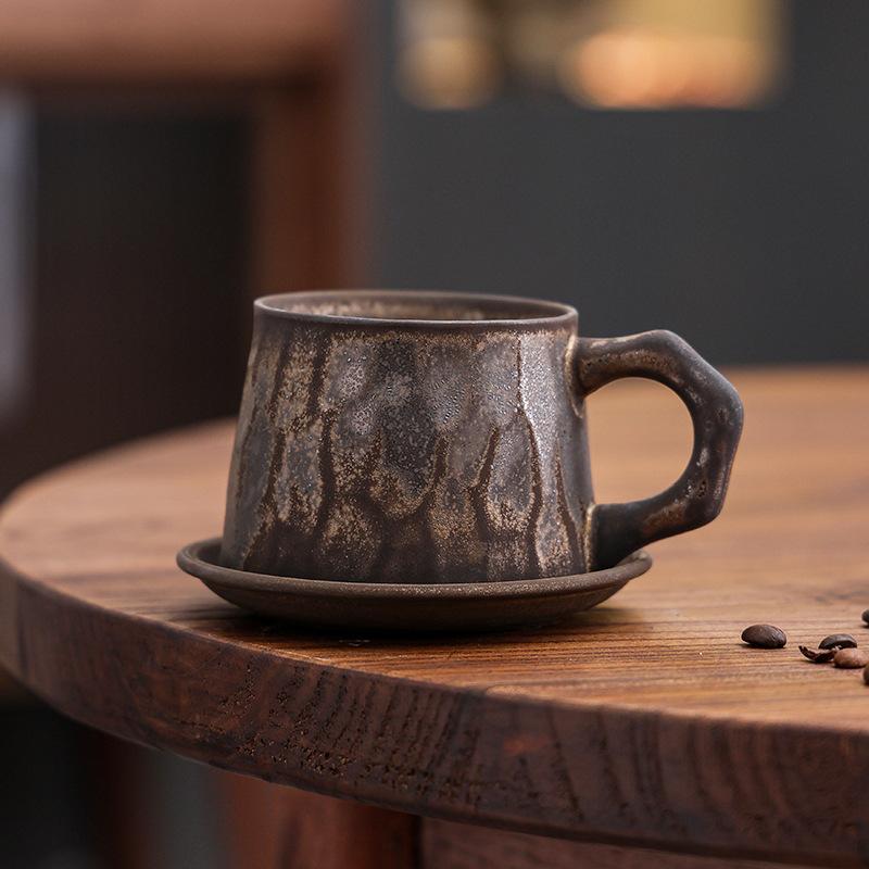 Grobes Töpferton Ofenwechsel Tasse und Untertasse Set Unregelmäßige Wabi-Sabi Keramiktasse für Kaffee Tee Hausbar Rustikale Wohnkultur Geschenk