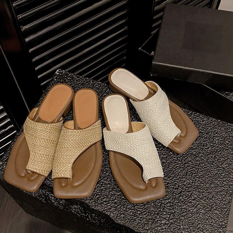 French Retro Sandals Women's 2025 New Summer Woven Thick Heel Versatile Beach Outerwear Toe Slippers