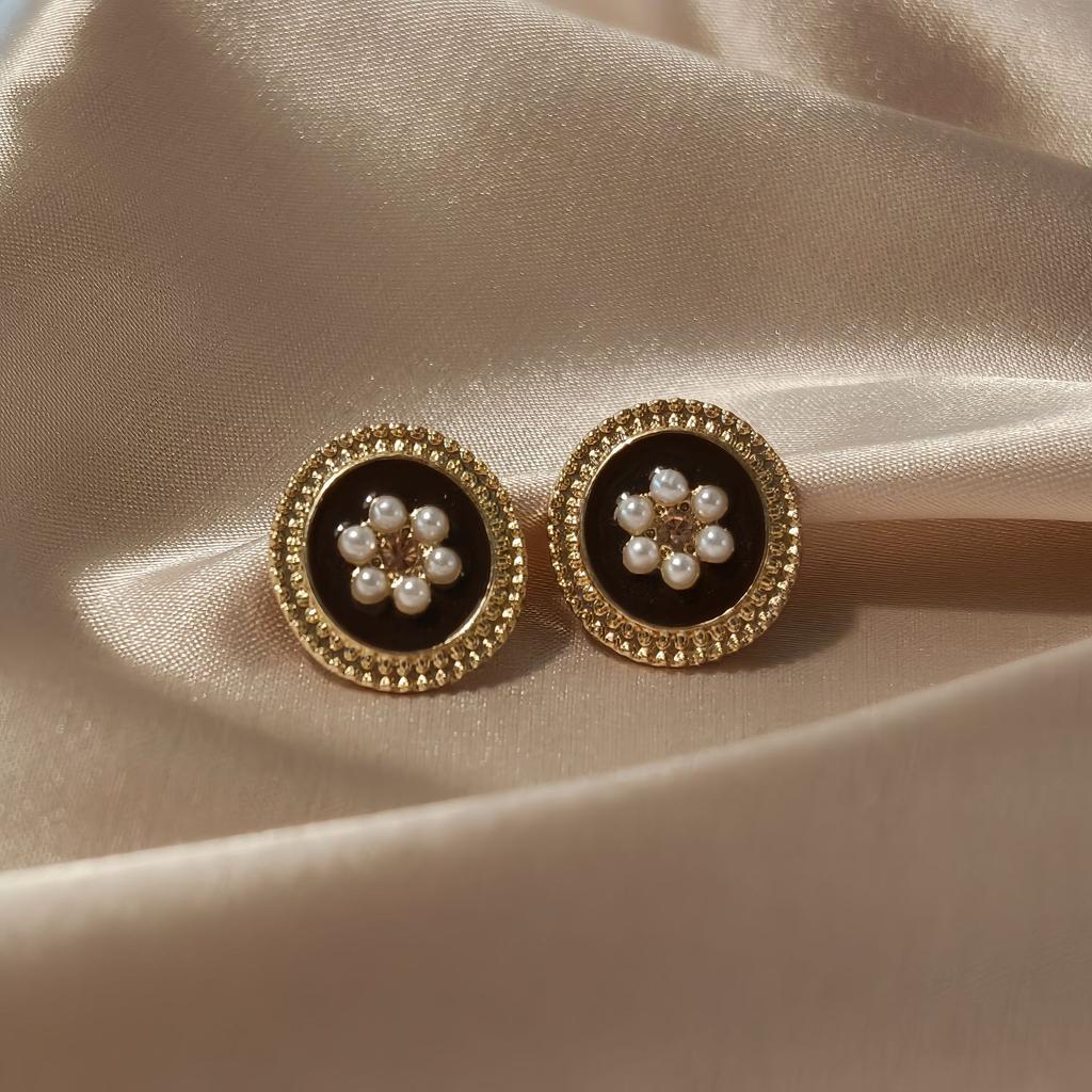 Simple female retro pearl flower light luxury niche temperament high design stud earrings stall