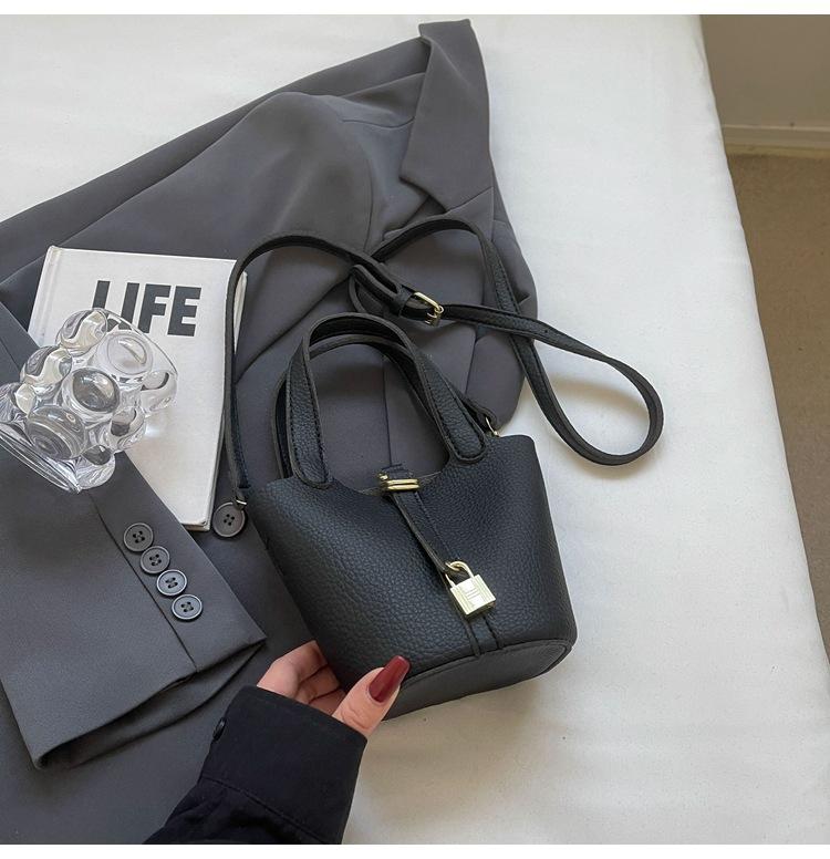 This Year's Popular High-end Fashion Handbag Women's 2025 Korean Version of the New Simple Casual Bucket Messenger Bag Women