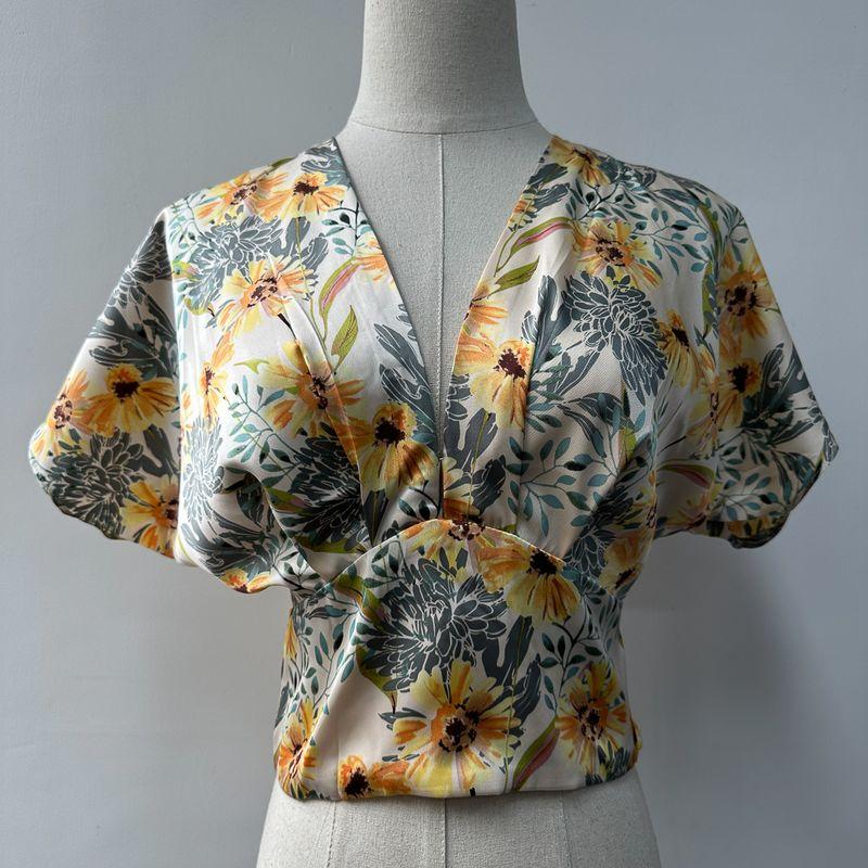 

Export Pure Original AST * V Neck + Open Back Summer Beach Style High Waist Sexy Vacation Batwing Shirt Sexy Small Top Women Yellow Flower Dress M