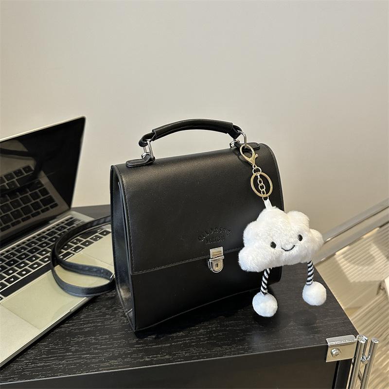 

В этом году среди женских сумок-мессенджеров 2024 года популярны легкие роскошные ретро-рюкзаки с однотонным принтом и однотонным креплением на одно плечо. no pendant чёрный