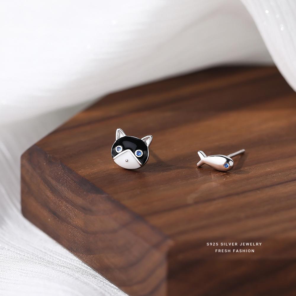 Креативные асимметричные серьги-гвоздики  Кошка и Рыба  с инкрустацией цирконием