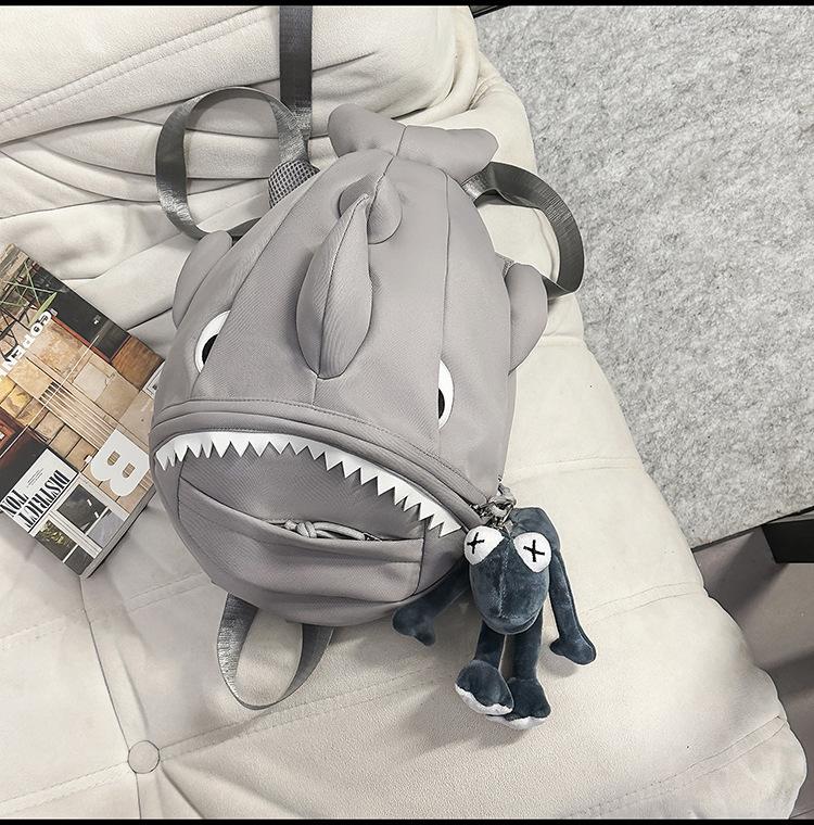 Cartable nouveau requin créature monstre créative sac à dos hommes et femmes dessin animé mignon sac à dos personnalité drôle étudiant célébrité Internet tendance sac d'école
