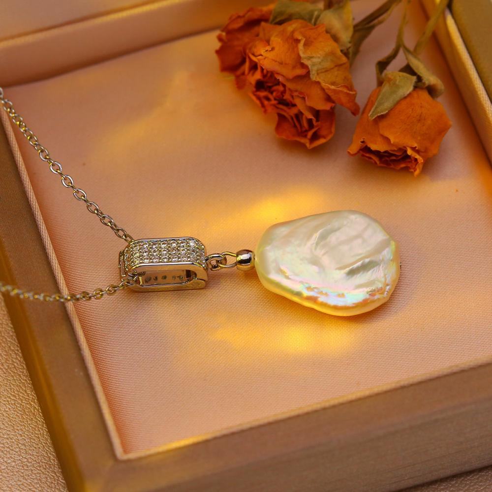 SENIKO Přírodní sladkovodní velké barokní perlové náhrdelníky pro ženy Módní květinový přívěsek s kubickou zirkonií s řetízkem Dárek k narozeninám