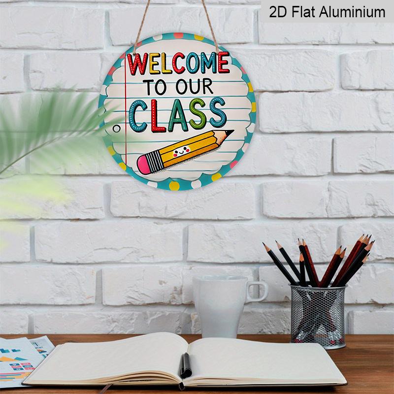 Plat 2D, 1 pièce Panneau Rond en Aluminium « Bienvenue Dans Notre Classe », Design Mignon Smiley Crayon & Carnet, Décoration Murale de Salle de Classe à Pois Vifs, Imperméable