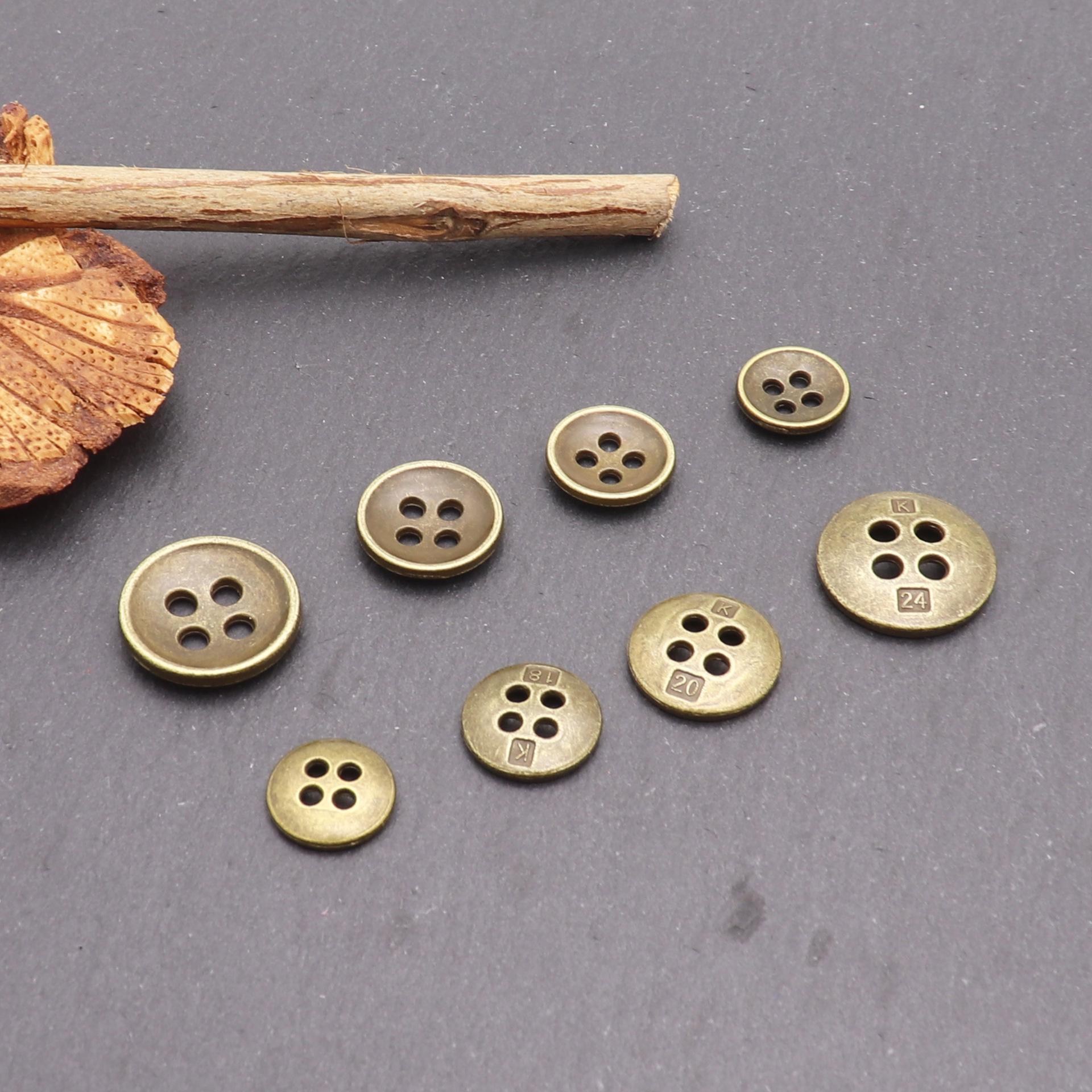 

Рубашка и костюм в стиле ретро с четырьмя металлическими пуговицами, потайным карманом и пришитыми вручную круглыми пуговицами