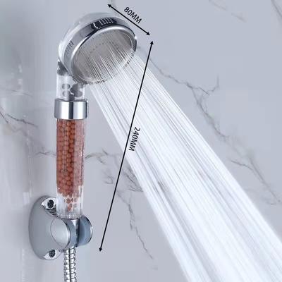 Matrose hält Duschkopf Badezimmerzubehör 3 Funktionen Hochdruck SPA Duschkopfteil Negativionenfiltration Dusche