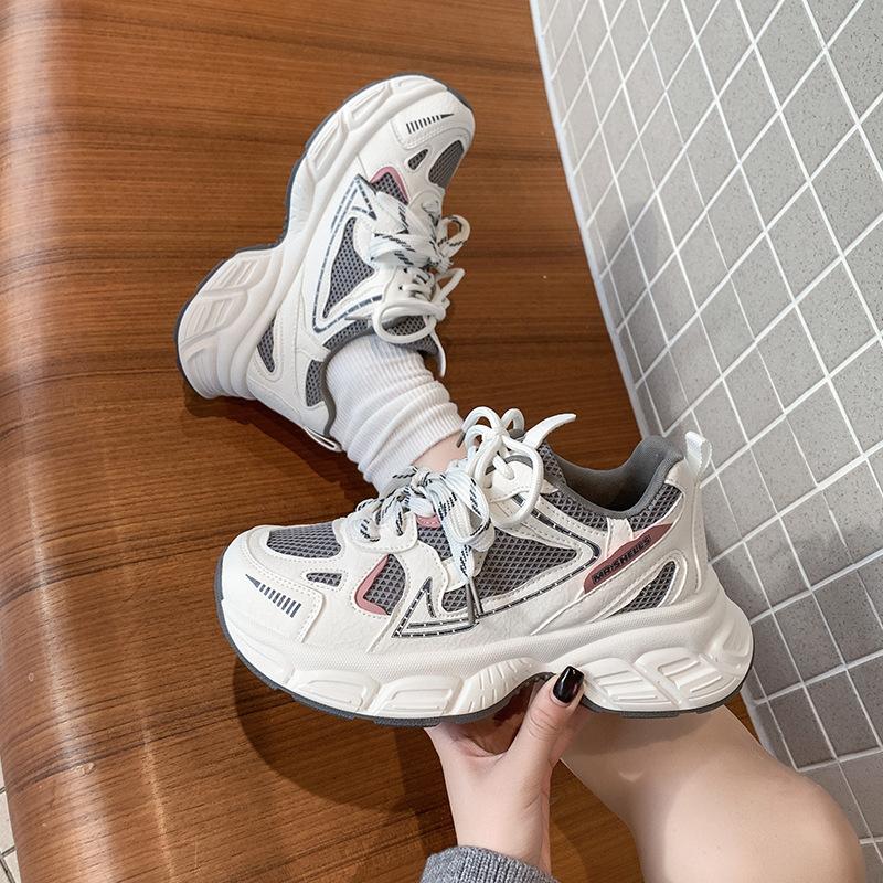 Chaussures simples pour femmes à plateforme de station européenne 2025 nouvelles chaussures de printemps en maille pour femmes chaussures blanches respirantes chaussures de sport décontractées