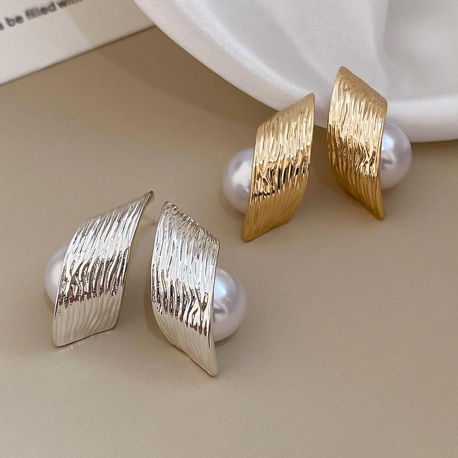 Vintage Brushed Texture Earrings for Women Irregular Geometric Pearl Stud Earrings Fashion Exquisite Banquet Party Jewelry Gifts