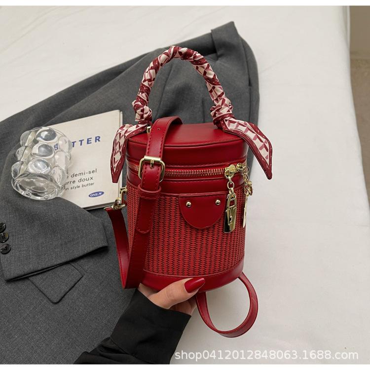 

Женская сумка 2025 новая на плечо кроссбоди сумка-цилиндр плетеная в иностранном стиле сумка для мелочи нишевый дизайн портативное ведро бордовый