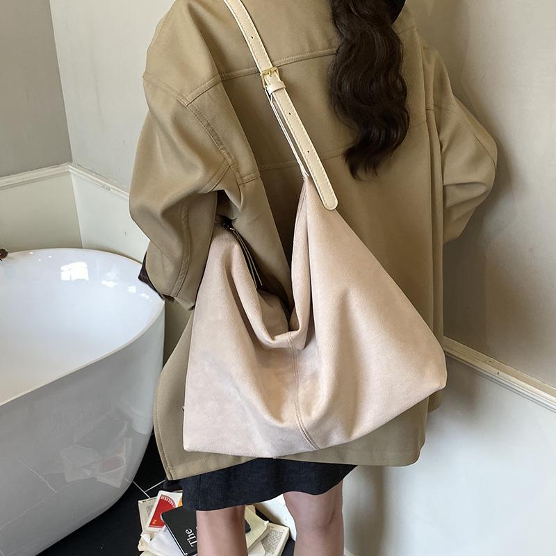 Frosted retro bag women's large capacity 2025 new autumn and winter versatile casual shoulder messenger bag commuter tote bag