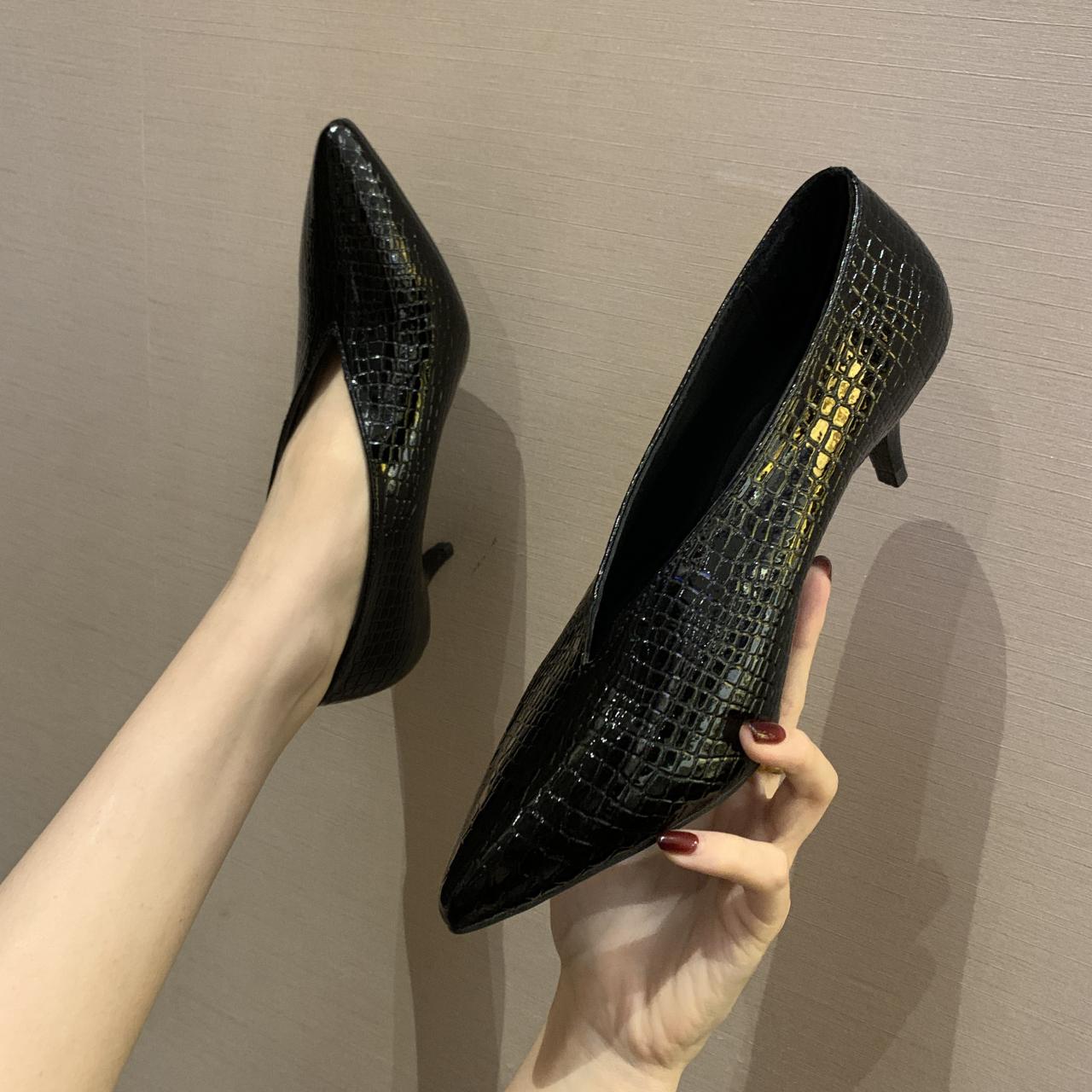 

модні лаковані ботильйони з гострим носом V-образним вирізом жіночі на шпильці 2024 осінь нові чоботи з малюнком зміїної шкіри тонкі шкіряні чоботи 37