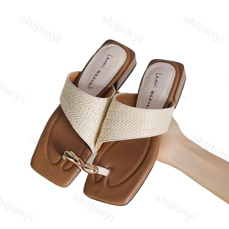 Fashion French Style Retro Vacation Woven Design Toe Flip Flops for Women's Outdoor Wear Summer 2025 Niche Square Heel Low Heel Sandals