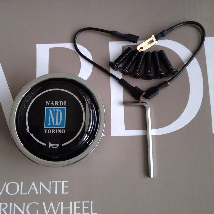 14" Středně Konkávní Kožený Závodní Volant - Červeno/Bílé Prošívání, Černý Rám, Univerzální Uchycení od NARDI